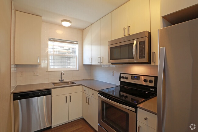 2BR, 1.5BA - 850 SF - 2000 Walnut Apartments