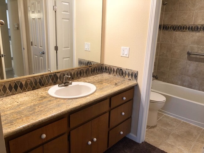 Building Photo - Very Nice 1 bedroom in gated community $1095