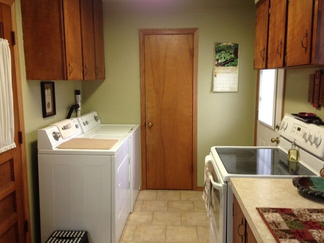 Building Photo - 3 Bed 1 Bath W/ Garage