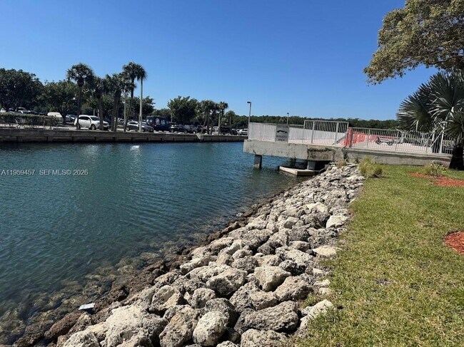 Building Photo - 400 Kings Point Dr