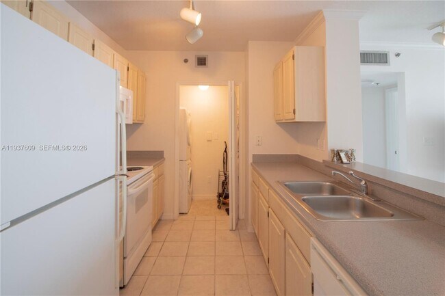 Building Photo - 2665 SW 37th Ave