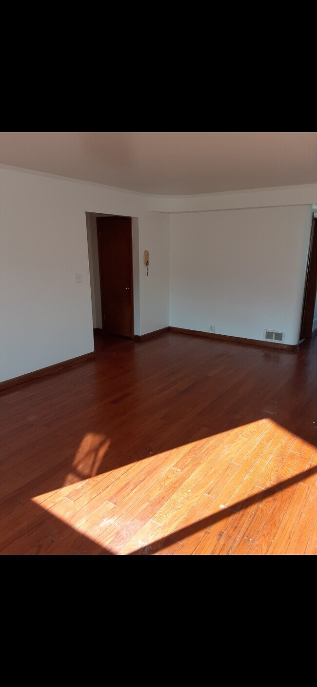 Foto del edificio - 2216 Kenwood Blvd