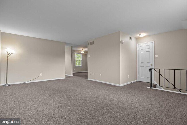 Building Photo - 560B Thrush Ct