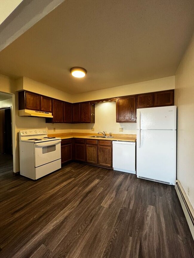 Building Photo - $1,025 | 2 Bedroom, 1 Bathroom Apartment |...