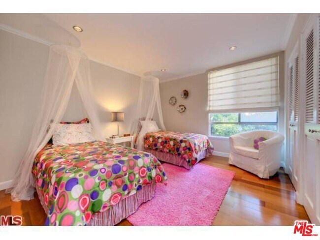 Building Photo - 403 N Oakhurst Dr