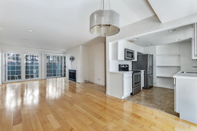 Foto del edificio - Spacious Condo for Rent - Your Perfect Hom...