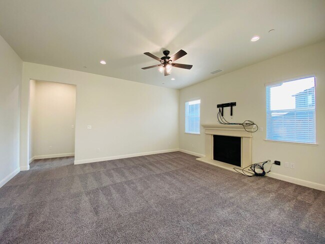 Foto del edificio - $2,450 Shaw and Leonard - Beautiful 3 Bedr...