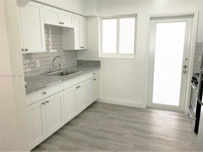 Building Photo - 105 S Shore Dr