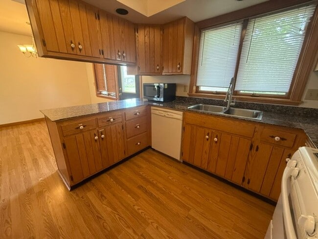 Building Photo - 3202 Chatham Dr