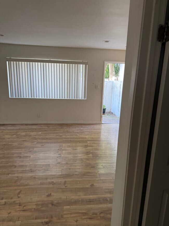 Foto del edificio - 18547 Collins St