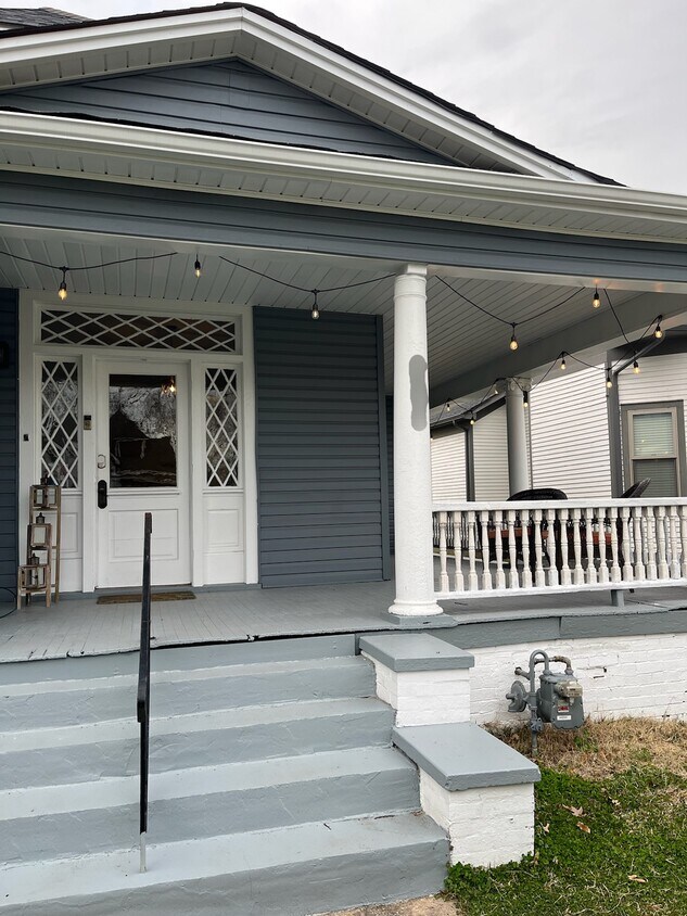 Primary Photo - 2459 Woodbine Ave