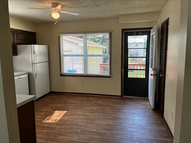 Vista de la cocina al entrar desde la sala de estar. - 1205 Randolph St