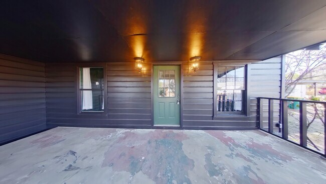 Building Photo - 206 N Kenwood Rd