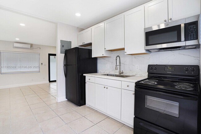 Foto del edificio - 502 NW 7th Ct