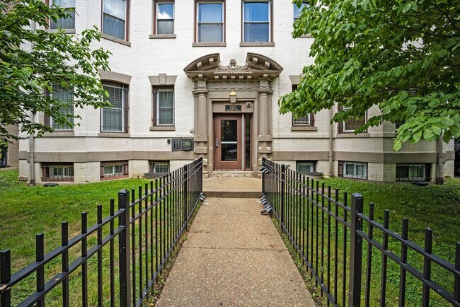 Building Photo - $1000 Concession! Professionally Managed//...