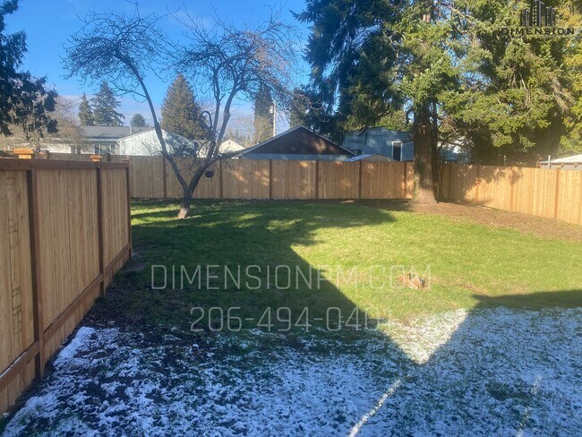 Foto del edificio - Charming Rambler 2-Bedroom Home with Fully Fenced Yard in Bremerton!