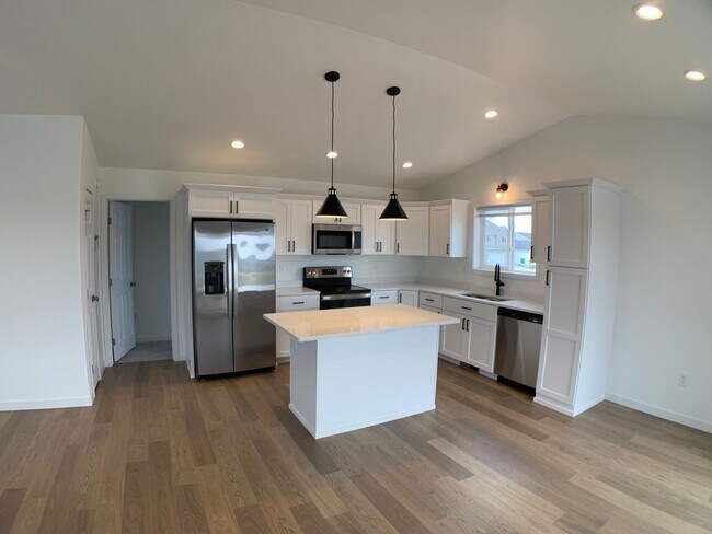 Building Photo - 3 Bed 2.5 Bath Single Family Home Fully Furnished