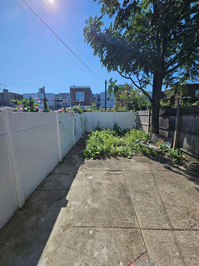 Building Photo - Stunning remodeled 3-Bedroom, 2 bath Townh...