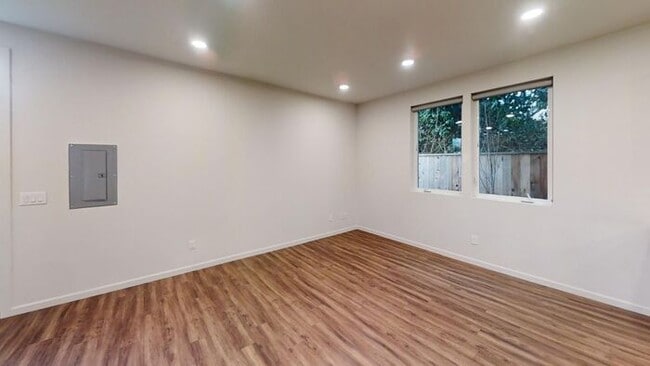 Building Photo - Modern Luxury Townhome: Convenient Urban L...