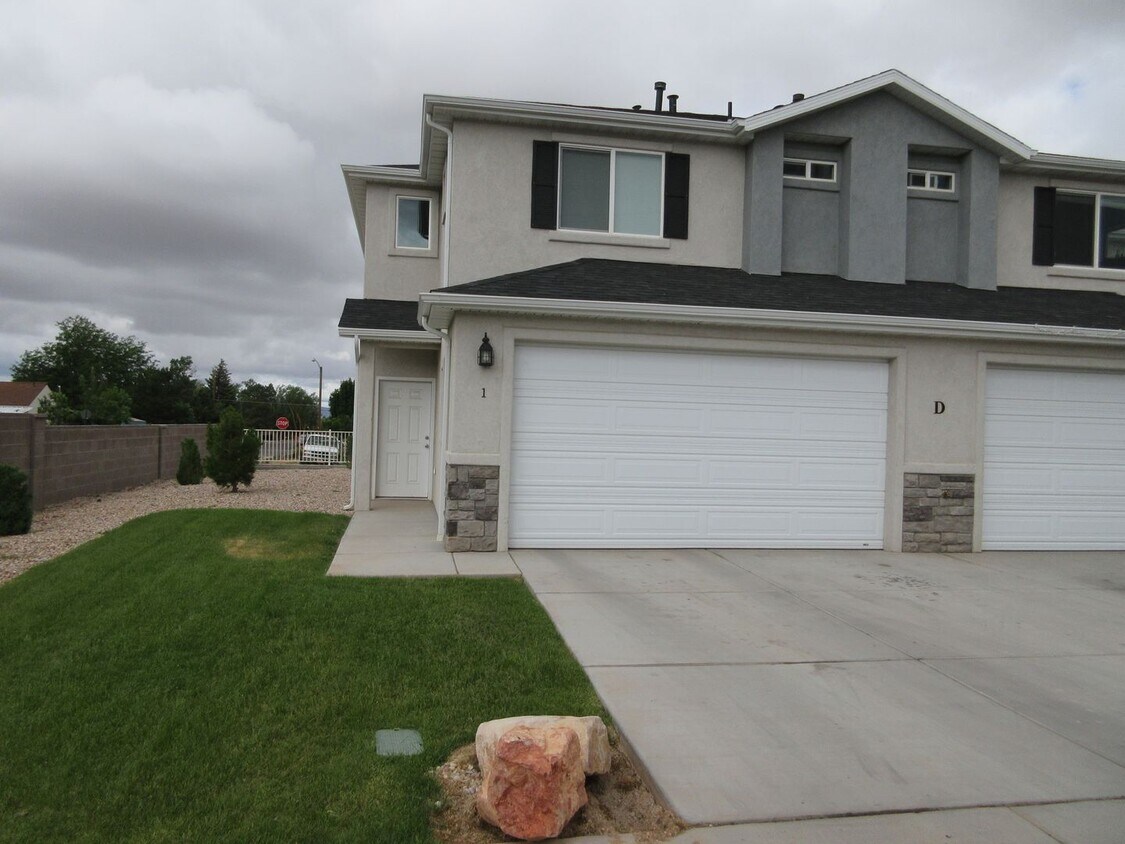 Primary Photo - 3 bed -2.5 bath - Newer townhome in the he...