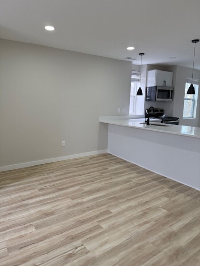 Building Photo - 939 Chateau Ave