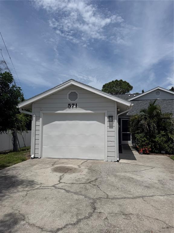 Building Photo - 571 Milburne Close