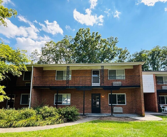 Building Photo - 2 Bedroom, 1 Bath Apartment