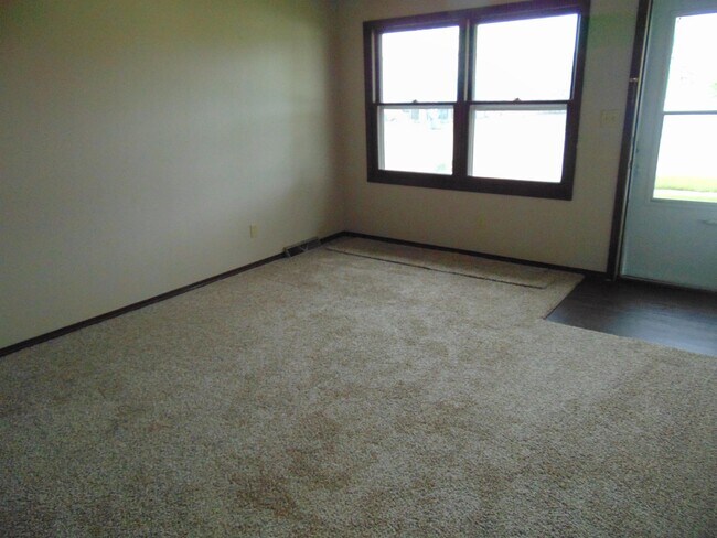 Foto del edificio - 1635-1639 Bond Ct