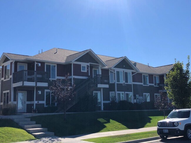 Foto del edificio - 3 Bedroom 2 Bathroom Condo * Flexible Leas...