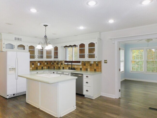 Foto del edificio - Classic Colonial on 3-acre lot