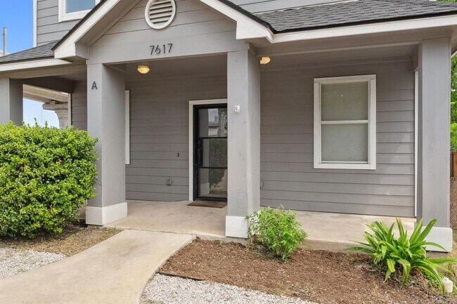 Foto del edificio - 7617 Carver Ave