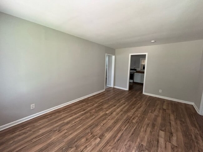 Building Photo - Charming 3-Bedroom Home in a Convenient Hu...