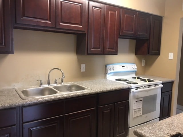Kitchen - 433 Pailet Ave