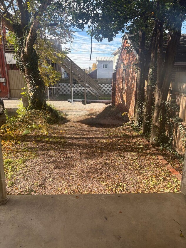 Building Photo - Section 8 Allowed- Large 3-4 Bedroom 1 Bath House York City SD