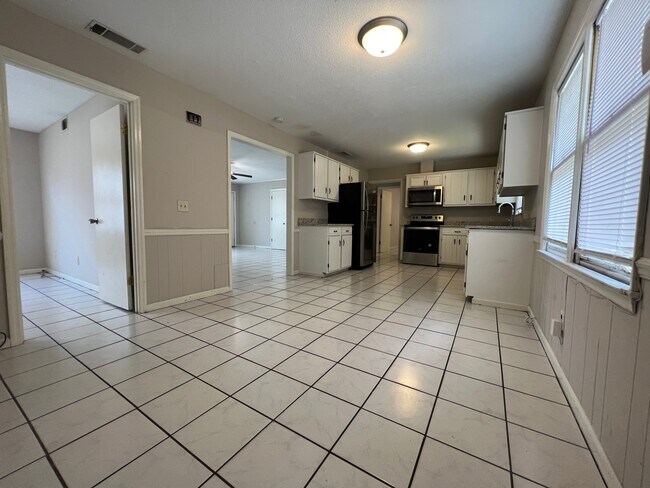 Building Photo - 809 Robin Hood Trail