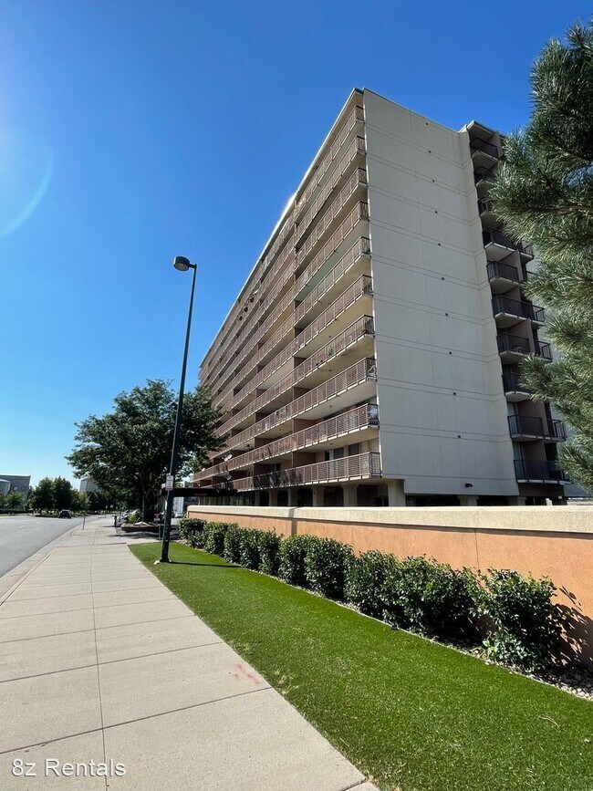 Building Photo - 2 br, 1 bath House - 2225 E Buchtel Blvd #903