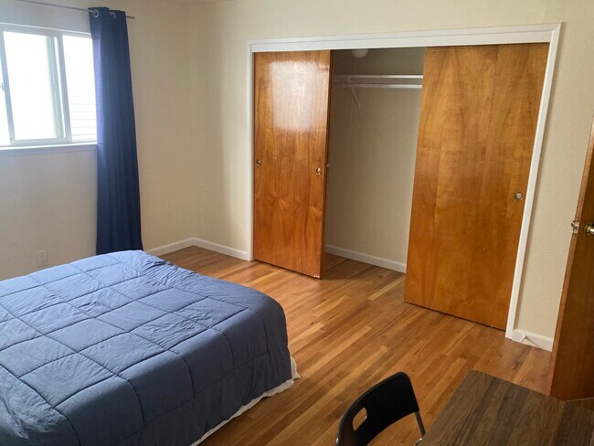 Dormitorio n.° 1 - Armario grande - 1337 Cornell Ave
