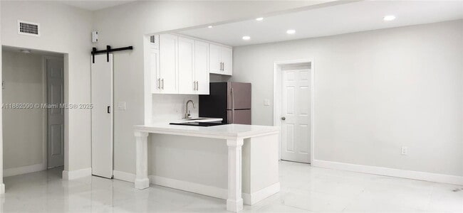 Foto del edificio - 830 NE 143rd St