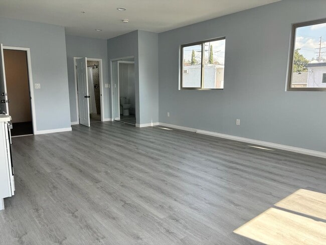 Building Photo - A Loft in York Blvd