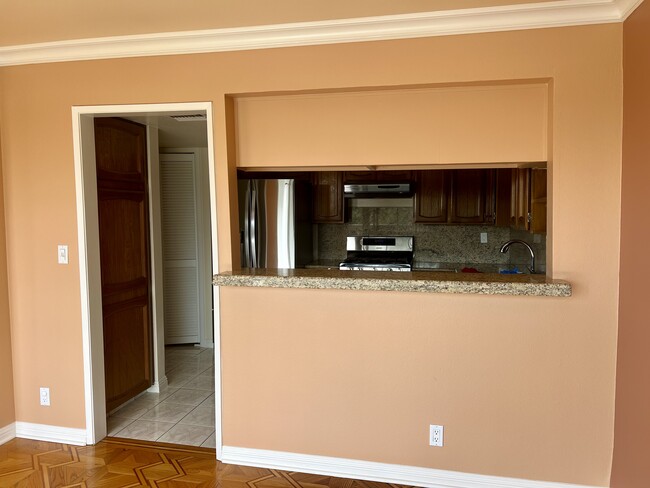 Foto del edificio - 635 E Elmwood Ave