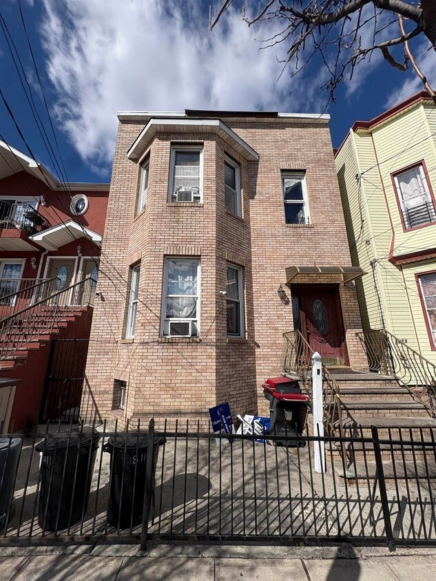 Primary Photo - 1811 Summit Ave