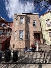 Building Photo - 1811 Summit Ave