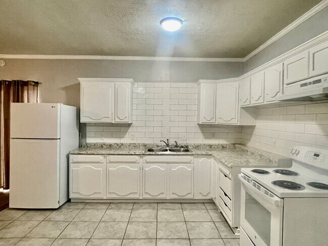Building Photo - RE 710 12th Street