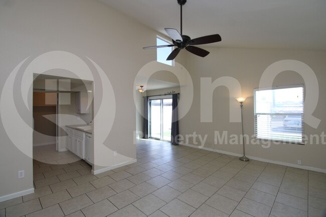 Building Photo - 928 E Diamond Dr