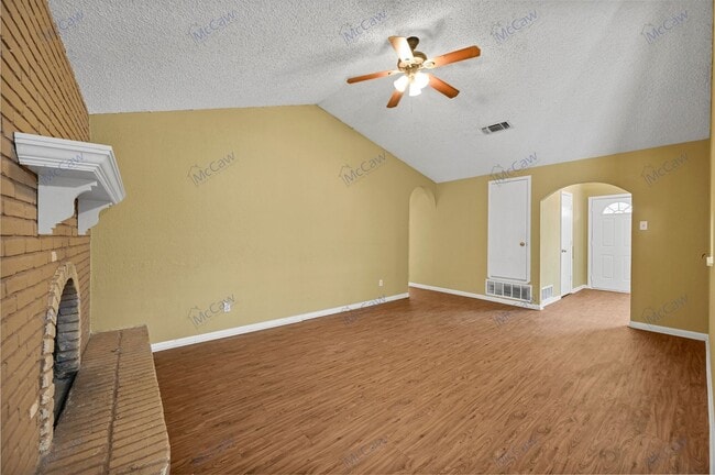 Building Photo - Spacious West DeSoto 3 bed/2 bath