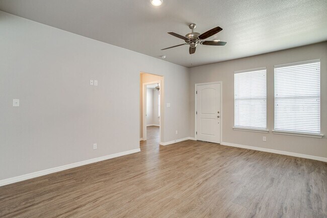 Foto del edificio - MOVE-IN READY!