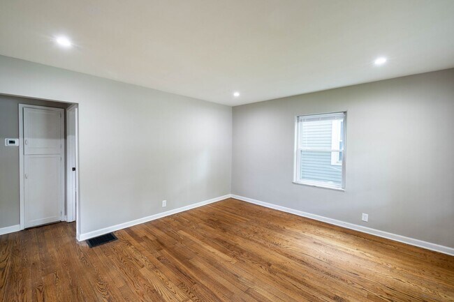 Foto del edificio - 2 Bed 1 Bath Available now at 52nd and Primrose!
