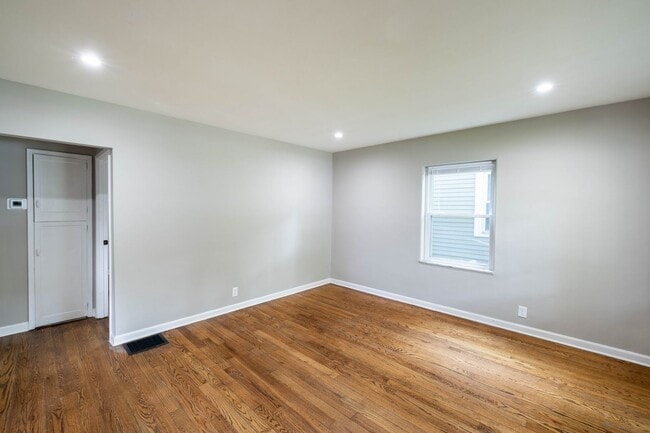Building Photo - 3 Bed 2 Full Bath Available now at 52nd and Primrose!