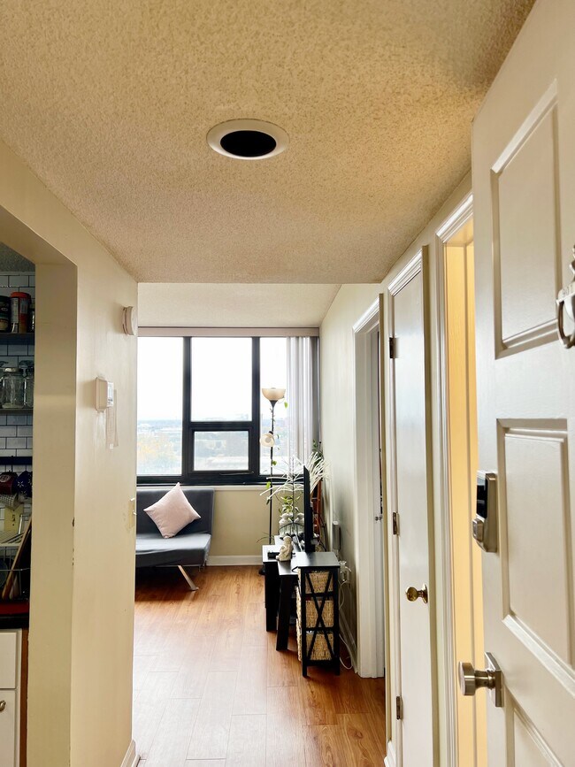 house walk in - 1100 Wheat St