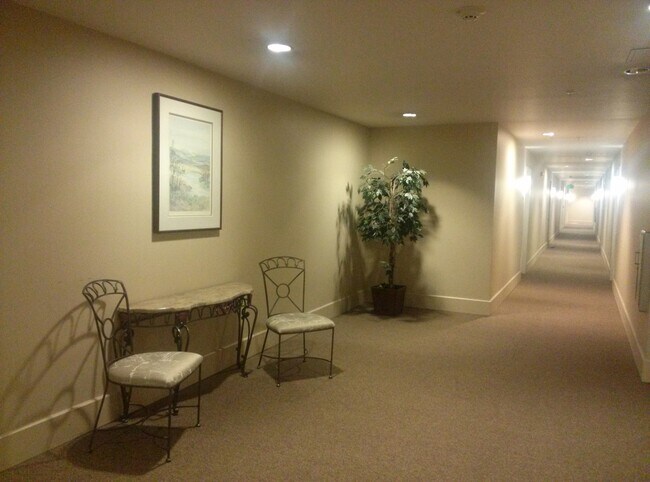Building Photo - Future remodel Condo Apartemtn 1 BD/1 BA I...